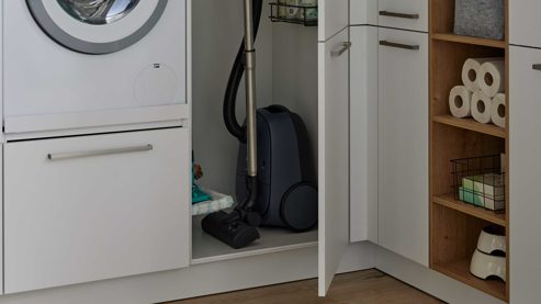 Einbauküche Interliving aus Holz in Weiß Interliving Küche Serie 3095 - Hauswirtschaftsraum Mattweiß & Chalet Eiche