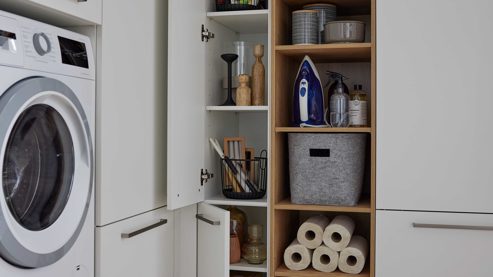 Einbauküche Interliving aus Holz in Weiß Interliving Küche Serie 3095 - Hauswirtschaftsraum Mattweiß & Chalet Eiche