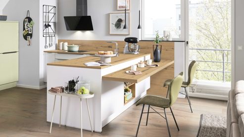 Einbauküche Interliving aus Holz in Weiß Interliving Küche Serie 3109 mit Constructa-Einbaugeräten Arcticweiß, Avocado & Vulkaneiche - zweizeilig