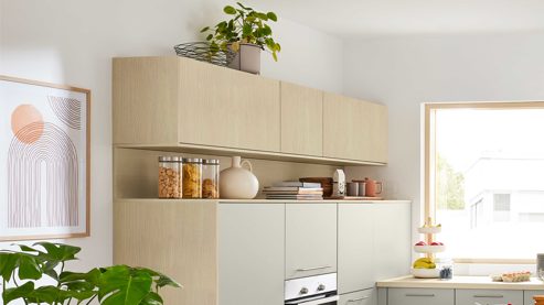 Einbauküche Interliving aus Holz in Hellgrau Interliving Küche Serie 3111 mit Constructa-Einbaugeräten Platingrau & Sandesche - dreizeilig