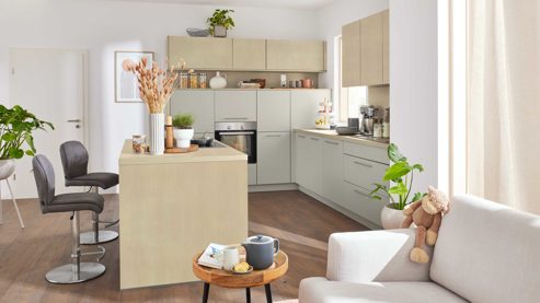 Einbauküche Interliving aus Holz in Hellgrau Interliving Küche Serie 3111 mit Constructa-Einbaugeräten Platingrau & Sandesche - dreizeilig