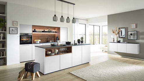 Einbauküche Interliving aus Holz in Weiß Interliving Küche Serie 3105 mit AEG Einbaugeräten Weiß Softmatt & Vulkaneiche – dreizeilig