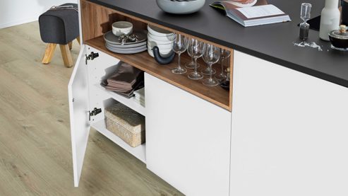 Einbauküche Interliving aus Holz in Weiß Interliving Küche Serie 3105 mit AEG Einbaugeräten Weiß Softmatt & Vulkaneiche – dreizeilig