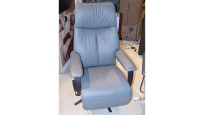 Relaxsessel Interliving aus Leder in Blau Interliving Sessel Serie 4561 - Easy Swing Ledersessel meerblaues LongLife-Leder & anthrazitfarbener Sternfuß