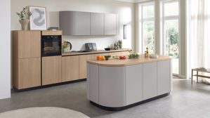 Einbauküche WERT KÜCHE® aus Holz in Grau WERT KÜCHE® Christin mit AEG Einbaugeräten Kaschmirbraun & Sandeiche – zweizeilig