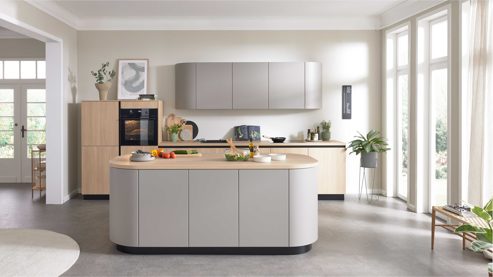 Einbauküche WERT KÜCHE® aus Holz in Grau WERT KÜCHE® Christin mit AEG Einbaugeräten Kaschmirbraun & Sandeiche – zweizeilig