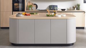 Einbauküche WERT KÜCHE® aus Holz in Grau WERT KÜCHE® Christin mit AEG Einbaugeräten Kaschmirbraun & Sandeiche – zweiteilig