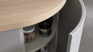 Einbauküche WERT KÜCHE® aus Holz in Grau WERT KÜCHE® Christin mit AEG Einbaugeräten Kaschmirbraun & Sandeiche – zweizeilig