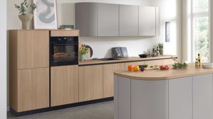 Einbauküche WERT KÜCHE® aus Holz in Grau WERT KÜCHE® Christin mit AEG Einbaugeräten Kaschmirbraun & Sandeiche – zweiteilig