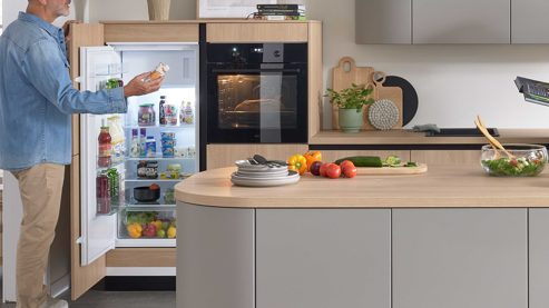 Einbauküche WERT KÜCHE® aus Holz in Grau WERT KÜCHE® Christin mit AEG Einbaugeräten Kaschmirbraun & Sandeiche – zweiteilig