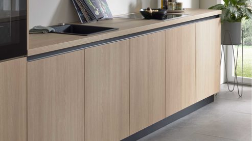 Einbauküche WERT KÜCHE® aus Holz in Grau WERT KÜCHE® Christin mit AEG Einbaugeräten Kaschmirbraun & Sandeiche – zweizeilig