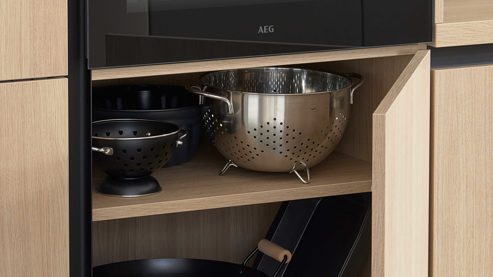 Einbauküche WERT KÜCHE® aus Holz in Grau WERT KÜCHE® Christin mit AEG Einbaugeräten Kaschmirbraun & Sandeiche – zweizeilig