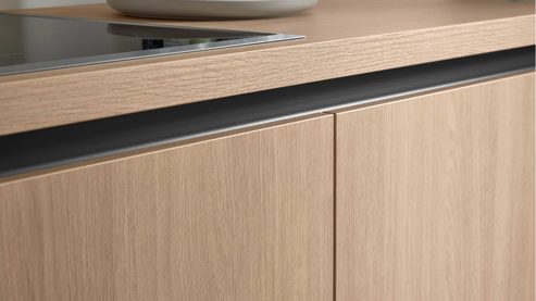 Einbauküche WERT KÜCHE® aus Holz in Grau WERT KÜCHE® Christin mit AEG Einbaugeräten Kaschmirbraun & Sandeiche – zweizeilig