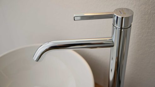 Badmöbel-Set Interliving aus Holz in Grau Interliving Bad Serie 3715 - Gästebadlösung mit beleuchtetem Spiegel Taupegrau, Viking Oak & Weiß - eine Tür, Breite ca. 50 cm