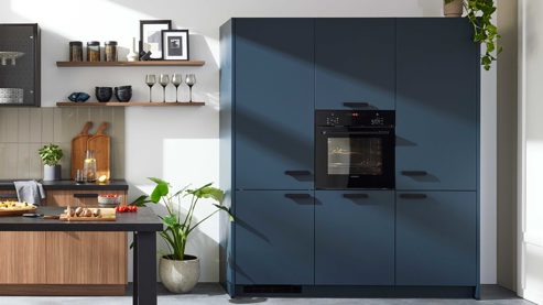 Einbauküche WERT KÜCHE® aus Holz in Blau WERT KÜCHE® Mona mit SIEMENS Einbaugeräten Bergamo Nussbaum & Tiefblau - dreiteilig