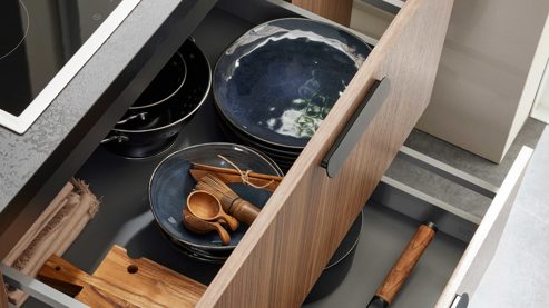 Einbauküche WERT KÜCHE® aus Holz in Blau WERT KÜCHE® Mona mit SIEMENS Einbaugeräten Bergamo Nussbaum & Tiefblau - dreiteilig