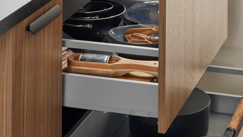 Einbauküche WERT KÜCHE® aus Holz in Blau WERT KÜCHE® Mona mit SIEMENS Einbaugeräten Bergamo Nussbaum & Tiefblau - dreiteilig