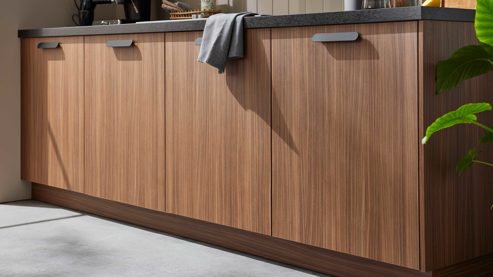 Einbauküche WERT KÜCHE® aus Holz in Blau WERT KÜCHE® Mona mit SIEMENS Einbaugeräten Bergamo Nussbaum & Tiefblau - dreiteilig