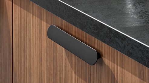 Einbauküche WERT KÜCHE® aus Holz in Blau WERT KÜCHE® Mona mit SIEMENS Einbaugeräten Bergamo Nussbaum & Tiefblau - dreiteilig