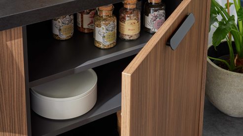 Einbauküche WERT KÜCHE® aus Holz in Blau WERT KÜCHE® Mona mit SIEMENS Einbaugeräten Bergamo Nussbaum & Tiefblau - dreiteilig