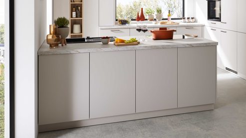 Einbauküche WERT KÜCHE® aus Holz in Hellgrau WERT KÜCHE® Matteo mit Einbaugeräten Sandgrau & Sandeiche - zweiteilig