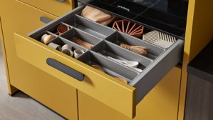 Einbauküche WERT KÜCHE® aus Holz in Holzfarben Dunkel WERT KÜCHE® Vanessa mit Einbaugeräten Eiche Siena & Olivegelb - Länge ca. 393 cm