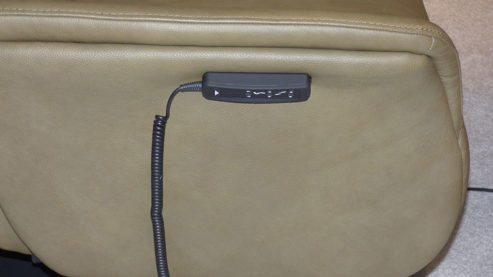 Relaxsessel Interliving aus Leder in Dunkelgrün Beige Interliving Sessel Serie 4550 - Relaxsessel zwei Motoren & Aufstehhilfe - lauchfarbenes Leder Rustika & anthrazitfarbener Tellerfuß