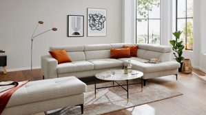 Ecksofa Interliving aus Stoff in Hellgrau Interliving Sofa Serie 4420 - Ecksofa mit Metallfüßen graubeiger Bezug LRS 19 – Stellfläche ca. 285 x 207 cm