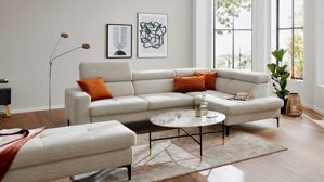 Ecksofa Interliving aus Stoff in Hellgrau Interliving Sofa Serie 4420 - Ecksofa mit Metallfüßen graubeiger Bezug LRS 19 – Stellfläche ca. 285 x 207 cm