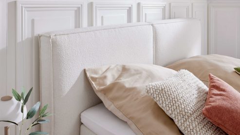 Boxspringbett Interliving aus Stoff in Weiß Interliving Boxspring Bett Serie 1421 elfenbeinfarbener Bezug Alfor 101 - Liegefläche ca. 180 x 200 cm