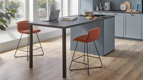 Einbauküche Nobilia® aus Holz in Hellblau nobilia® Einbauküche Frame mit Geräten und  Ansetztisch steinblaue Holzstruktur & Marmor schwarz - zweiteilig