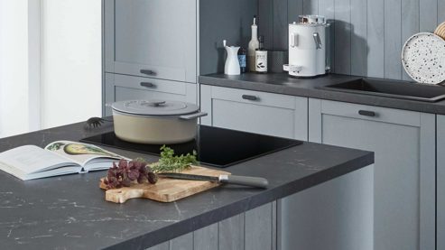 Einbauküche Nobilia® aus Holz in Hellblau nobilia® Einbauküche Frame mit Geräten und  Ansetztisch steinblaue Holzstruktur & Marmor schwarz - zweiteilig