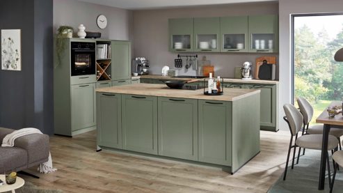 Einbauküche Nobilia® aus Holz in Grün nobilia® Einbauküche Frame mit JUNKER Geräten und  Ansetztisch olivgrüne Holzstruktur & Endgrain Oak - zweiteilig
