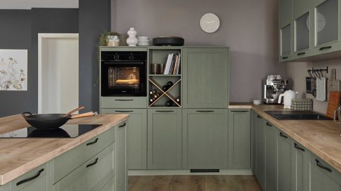Einbauküche Nobilia® aus Holz in Grün nobilia® Einbauküche Frame mit JUNKER Geräten und  Ansetztisch olivgrüne Holzstruktur & Endgrain Oak - zweiteilig