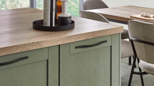 Einbauküche Nobilia® aus Holz in Grün nobilia® Einbauküche Frame mit JUNKER Geräten und  Ansetztisch olivgrüne Holzstruktur & Endgrain Oak - zweiteilig