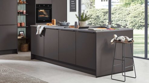 Einbauküche Nobilia® aus Holz in Dunkelbraun nobilia® Einbauküche Look mit Geräten und Kücheninsel Coffee strukturiert, Eiche olive & Schiefergrau - zweiteilig