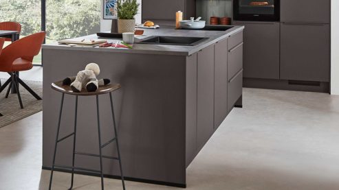 Einbauküche Nobilia® aus Holz in Dunkelbraun nobilia® Einbauküche Look mit Geräten und Kücheninsel Coffee strukturiert, Eiche olive & Schiefergrau - zweiteilig