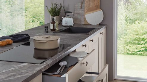 Einbauküche Nobilia® aus Holz in Beige nobilia® Einbauküche Sylt mit Geräten Sand & Marmor Mystic grey - zweiteilig