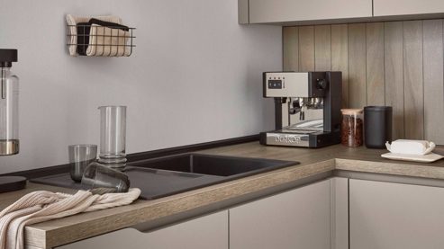 Einbauküche Nobilia® aus Holz in Beige nobilia® Einbauküche Senso mit Geräten Macchiato & Eiche Bergamo - Stellfläche ca. 185 x 369 cm