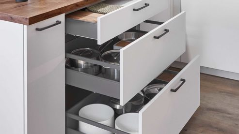 Einbauküche Nobilia® aus Holz in Weiß nobilia® Einbauküche Senso mit Geräten, z. B. Inselhaube Alpinweiß & Eiche Havanna - Stellfläche ca. 300 x 340 cm