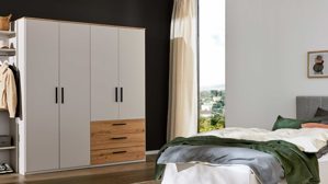 Kleiderschrank Interliving aus Holz in Hellgrau Interliving Jugendzimmer Serie 1702 - Kleiderschrank Sandgrau & Artisan Eiche - vier Türen, drei Schubladen, Breite ca. 187 cm