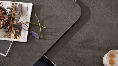 Couchtisch Interliving aus Keramik in Dunkelgrau Interliving Couchtisch Serie 6232 titanfarbene Keramik & schwarzer Stahl - 80-137 x 80 cm