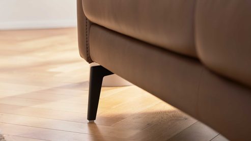 2,5-Sitzer Interliving aus Leder in Braun Interliving Sofa Serie 4066 – 2,5-Sitzer walnussfarbenes Leder Cloudy noce & schwarze Metallfüße – Länge ca. 180 cm