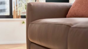 Dreisitzer Interliving aus Leder in Braun Interliving Sofa Serie 4066 – Dreisitzer walnussfarbenes Leder Cloudy noce & schwarze Metallfüße – Länge ca. 208 cm