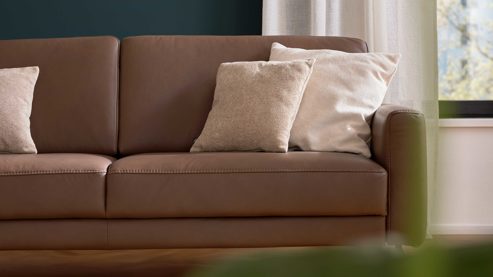 Zweisitzer Interliving aus Leder in Braun Interliving Sofa Serie 4066 – Zweisitzer walnussfarbenes Leder Cloudy noce & schwarze Metallfüße – Länge ca. 150 cm