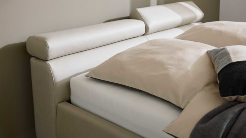 Bettgestell Interliving aus Stoff in Hellgrau Interliving Polsterbett Serie 1422 - Polsterbettgestell hellgrauer Bezug Cloud & schwarze Metallfüße 428 - Liegefläche ca. 180 x 200 cm