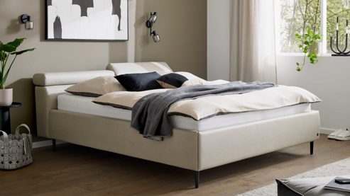 Bettgestell Interliving aus Stoff in Hellgrau Interliving Polsterbett Serie 1422 - Polsterbettgestell hellgrauer Bezug Cloud & schwarze Metallfüße 428 - Liegefläche ca. 180 x 200 cm