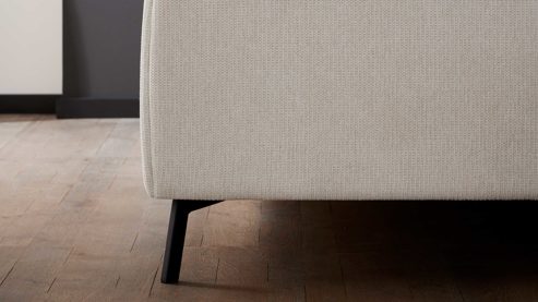 Bettgestell Interliving aus Stoff in Weiß Interliving Polsterbett Serie 1422 - Polsterbettgestell schneeweißer Bezug Famous & schwarze Metallfüße 346 - Liegefläche ca. 180 x 200 cm