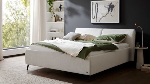 Bettgestell Interliving aus Stoff in Weiß Interliving Polsterbett Serie 1422 - Polsterbettgestell schneeweißer Bezug Famous & schwarze Metallfüße 346 - Liegefläche ca. 180 x 200 cm