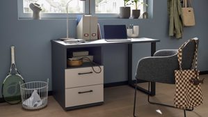 Schreibtisch Interliving aus Holz in Grau Interliving Jugendzimmer Serie 1701 - Schreibtisch Dunkelgrau & Sandgrau, schwarze Metallgriffe 800 - ca. 126 x 65 cm